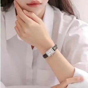 [롯데백화점]로이드 [GB]어썸스퀘어 클래식 시그니처 크라운 블랙 가죽시계 LL2G20410XSB