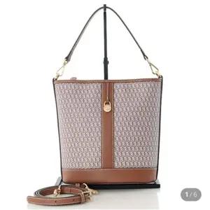 [갤러리아] BK에스콰이아 여성 로고패턴 버킷백 ECESHB668BR