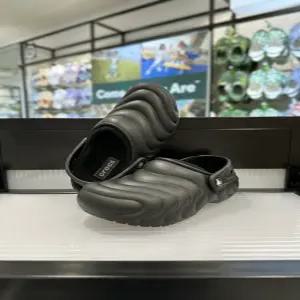 [크록스] 크록스 클래식 라인드 오버퍼프 클로그 210059-001 블랙