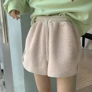 위드썸띵 겨울반바지 기모 뽀글이 양털여성 뽀이 숏팬츠 보아털 잠옷 옷차림 밴딩 여자 3부 짧은 코디