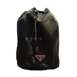 삼각로고 포코노 버킷 파우치 블랙 1NA369