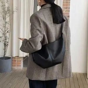 [RG5O6NT5]여대생 20대 패션 트렌드 크로스백 반달백 코디