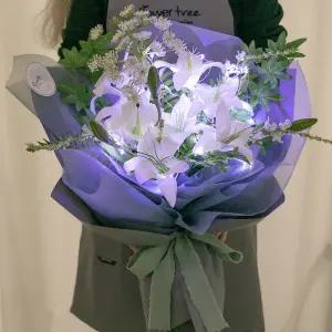 백합 조화 꽃다발 LED 에비겔 60cm 인테리어 꽃선물 장식 기념일 졸업식 조명 발표회 학예회