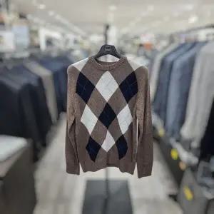 [바쏘옴므]모카브라운 울혼방 아가일 라운드 니트 WSY3WR46AMO_DG