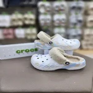 [크록스]공용 바야 라인드 퍼즈 스트랩 클로그 털 슬리퍼 화이트 멀티 209241-94S