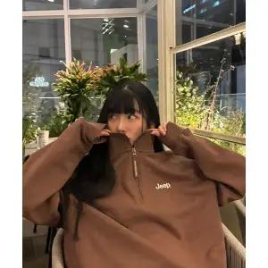 지프 JEEP [360g] M-Logo 반집업 맨투맨 (JR5TSU838BR) JR5TSU838BR 195552