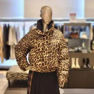 BFW5ANEJ9460_밑단밴딩 레오파드 덕다운 패딩점퍼