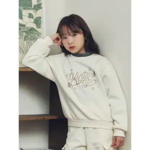 [롯데백화점]탑텐키즈 여아) 테마 윈터캠프 라이트플리스 레터링 스웨트셔츠 MKE4TR2001