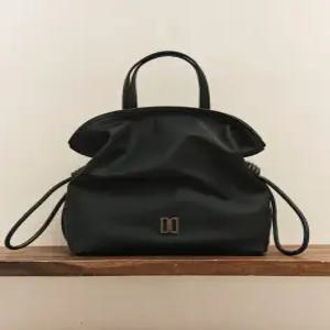 닥스 액세서리 25FW [복조리1위][DAKS NYLON] 블랙 DD로고 나일론 원단 드로우스트링형 토트백 DCBA5F916B