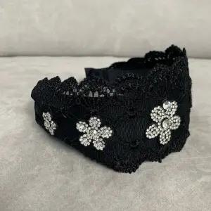 플라워 큐빅 넓은 헤어밴드 블랙 명품머리띠-WC7A21D