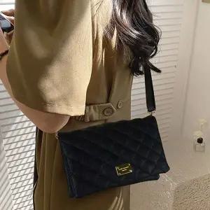 [콩심팥심]퀼팅 스퀘어 여권지갑 겸용 크로스백 데일리 여행가방