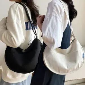 [하프클럽/]반달 패션 소재 모양 캔버스 크로스백 여성 투포켓 가