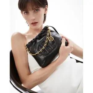 갤러리아 헤지스핸드백 HIBA4F553BK H패치 블랙 레더 퀼팅 체인 호보 숄더백 S