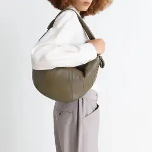 25FW   FORTUNE 크로와상 백 소프트 나파 레더 다크 카키 BG0071 LL095 GR102