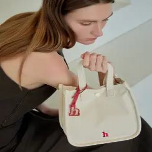 헤지스 액세서리 [아이코닉] 캔버스 미니 토트백 HJBA5EE03WT