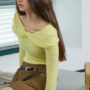 [롯데백화점]에고이스트 금속 장식 포인트 오프숄더 티셔츠 (EQ4CL063)