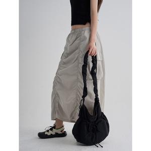 [에잇세컨즈] 셔링 리본 포켓 호보백  블랙 (1957D3WYF5)