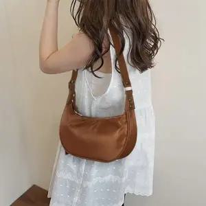 [다잇템] 여자 펀칭 나일론 펀칭자수 휘뚜루 버클 호보백 숄더백