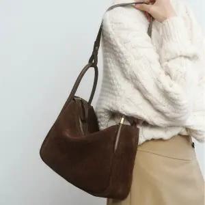 [헤지스](대구신세계)[H-VARY] 스웨이드 다크 브라운 레더 숄더백 L HIBA5F193W3