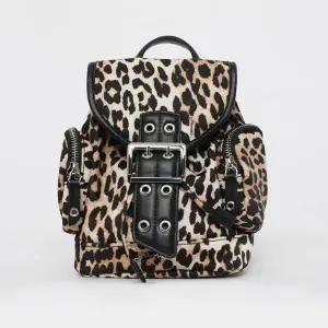 가니 26SS 레오파드 나노 프린트 버키 여성 백팩 B2010008 859