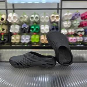 [크록스] 공용 쿠션감많은 슬리퍼 에코 웨이브 210521-060/애플아울렛