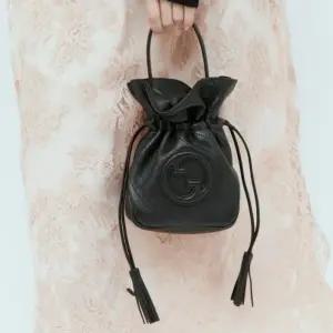 구찌 블론디 GG Blondie 로고 드로우스트링 버킷백 760313 AACP7 1000