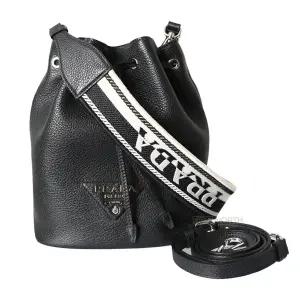 [롯데백화점]프라다 24FW 여성 1BE060 2DKV F0002 3OO 삼각 로고 가죽 버킷 백 블랙