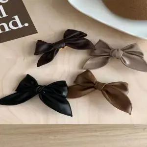 [골드스마일]리본 핀 여성 레더 액세서리 페미닌 머리핀 러블리