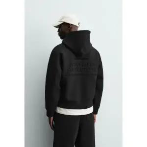 [국내] 자라 남성 ZARA 네오프렌 이펙트 엠보스드 텍스트 스웨트셔츠 - 블랙 1437/328/800 Men 3366681