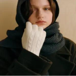 질스튜어트 핸드백 (JAGV5F900WT) 화이트 울캐시미어혼방 꽈배기 장갑 JAGV5F900