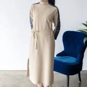 [디아스토리] 라인포인트 모크넥 긴팔 드레스 (AGFODX06) 베이지