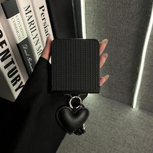 새로운 심플 블랙 우븐 패턴 가죽 하트 볼 펜던트 폰 케이스 (삼성 갤럭시 플립7 Z플립6 5 4 3 커버)