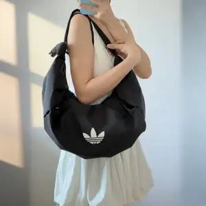[아디다스] 크링클 클라우드 숄더백 크루아상 호보백 보부상 포춘백 여자 가방 라지