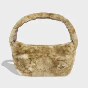 [아디다스오리지널스](본점)[악세사리] 전면 스네이크스킨 프린트를 적용한 인조 퍼 소형 숄더백(JY2625)