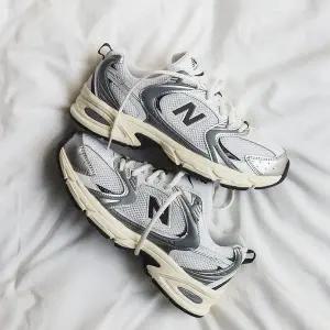 [뉴발란스] 530 남성 여성 공용 런닝 운동화 화이트실버