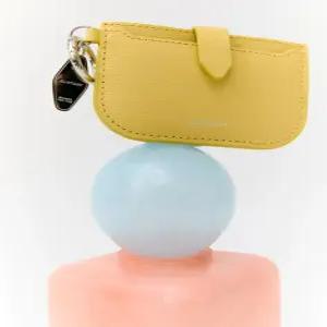 질스튜어트 뉴욕 액세서리 [보우2][키링포함] 라이트 옐로우 소가죽 카드지갑 겸 참장식 JAWA5F234Y1