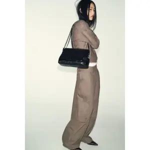 [정품] 자라 가방 데일리 출근 숄더백 ZARA 락 플랩 - 블랙