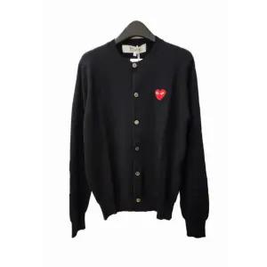 [롯데백화점]꼼데가르송 AX-N007-051 (레드하트 라운드 가디건)