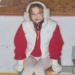 [롯데백화점]코드그라피 여자 스퀘어 로고 패딩 베스트 CBEWWHV050IV