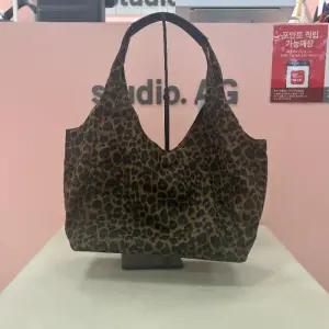 스튜디오AG HC11 레오파드쇼퍼백 레오파드쇼퍼백 M2504BC01
