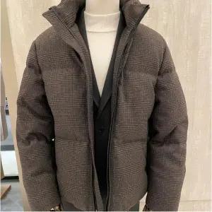 [롯데백화점]지이크 프리미엄 구스다운 브라운체크 숏패딩PHD6516