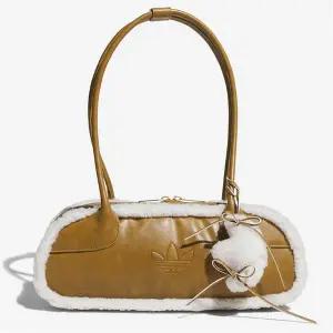 [그랜드스테이지] ADIDAS WIDE SHLDR BAG 아디다스 오리지널 와이드 숄더백 KT0859