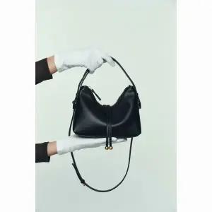 ZARA 볼 디테일 미니 버킷 핸드백 - 블랙 243780