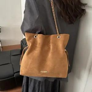 [다잇템] 여자 스트랩 빅 옆면 조임 클래식 사슬 숄더백