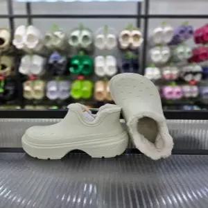 크록스 여성 통굽 포근한 클로그 스톰프 라인드 쇼티 부츠 210673-0JI/애플아울렛