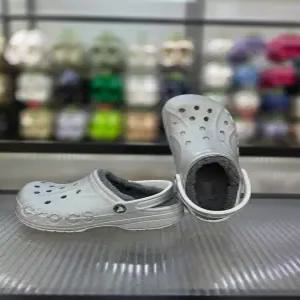 [크록스]따뜻한 털 클로그 바야 라인드 프린트 클로그 205975-0P1/애플아울렛