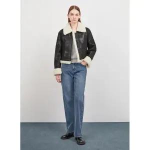 [롯데백화점]시스티나 [24 F/W] 하이넥 레더 무스탕 점퍼 -AWUJKO41010