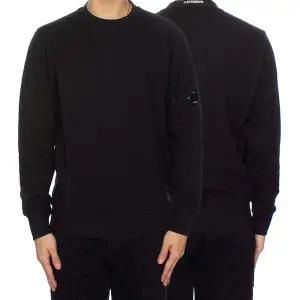 [CP컴퍼니] 25FW 렌즈 와펜 맨투맨 RCCMSS713A 005086W 999