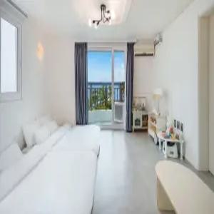 [제주/제주] 제주 하이맘 키즈 가족 펜션 실버 (놀이터/주차장/가족/키즈/바베큐장/공용수영장(실외)/오션뷰/테라스)