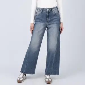게스 여성 청바지 사이드 디테일 뉴 와이드 미디엄블루 YO3D6155
